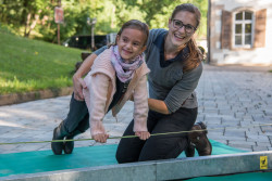 Slacklinetraining im Grünen vor dem Schlössle